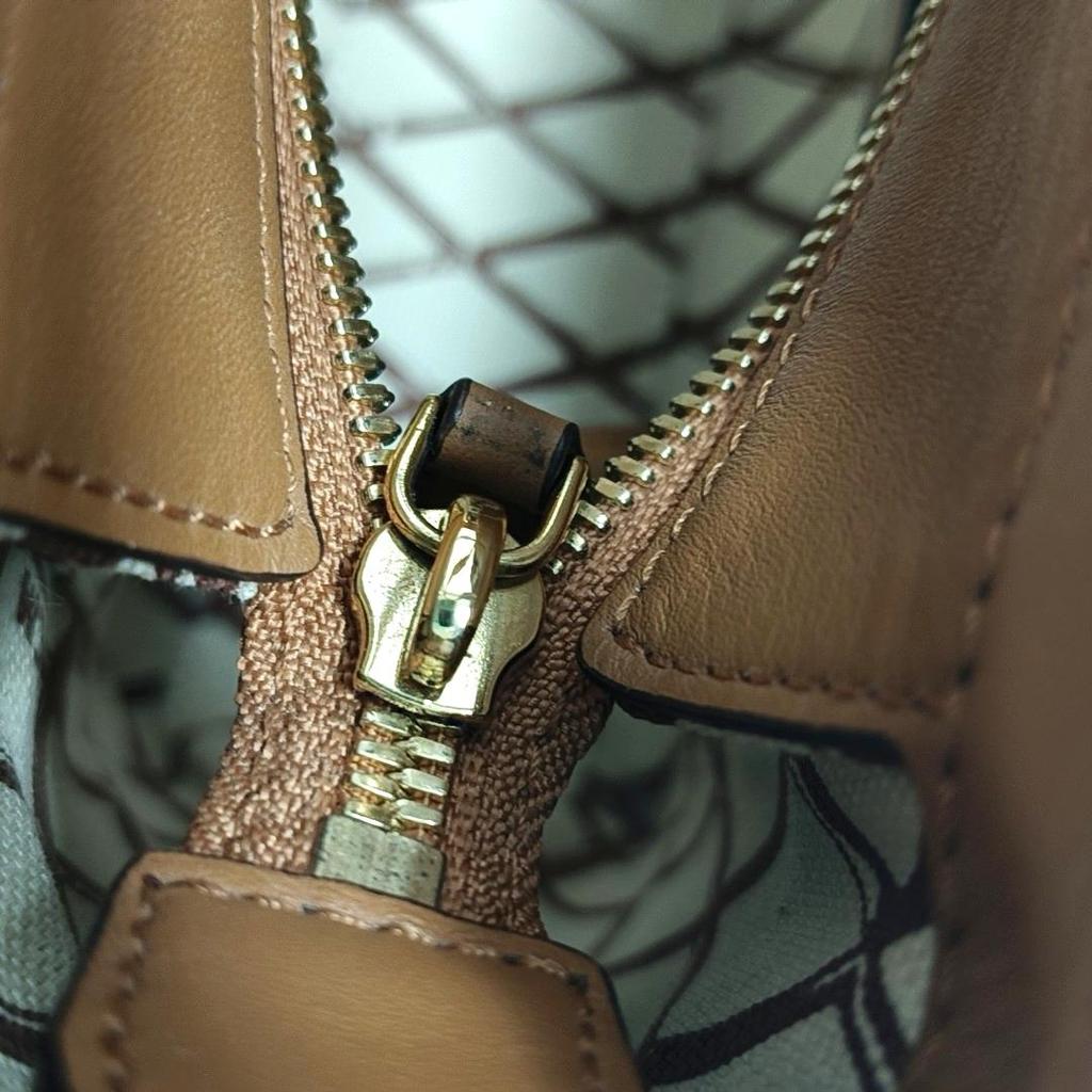[Pre-Owned] Toni Classic Monogram Print Tote Crossbody Shopping Bag - Very Good #X1B0Q