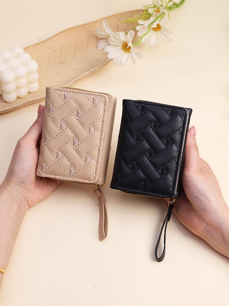 Women's Tri-fold Wallet: Simple Fashion, Embroidered Heart Design, Multi-Card Slots, Money Clip