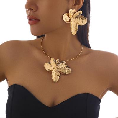 Collana elegante con petali irregolari in metallo - Design europeo e americano