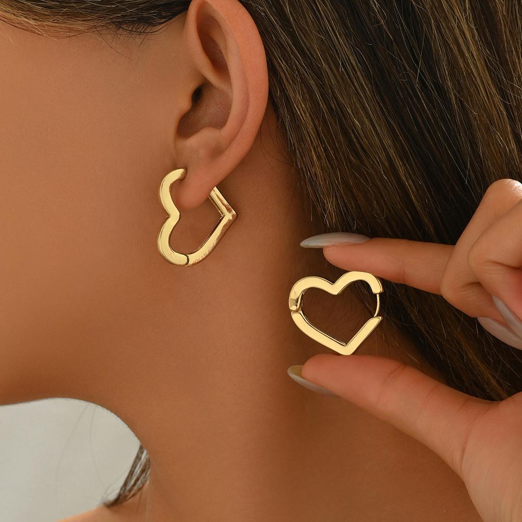 Simple geometric style women's jewelry, versatile high-end heart-shaped design earrings, niche fashion ear buckles for women