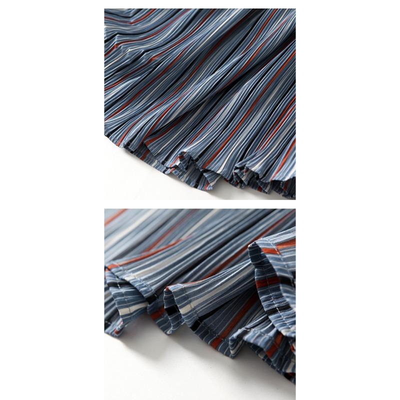 Světle modrá džínová sukně s patchworkovým lemem z bavlny a vlny, s plisováním a přezkou s hřebíčky, s vysokým pasem, midi sukně