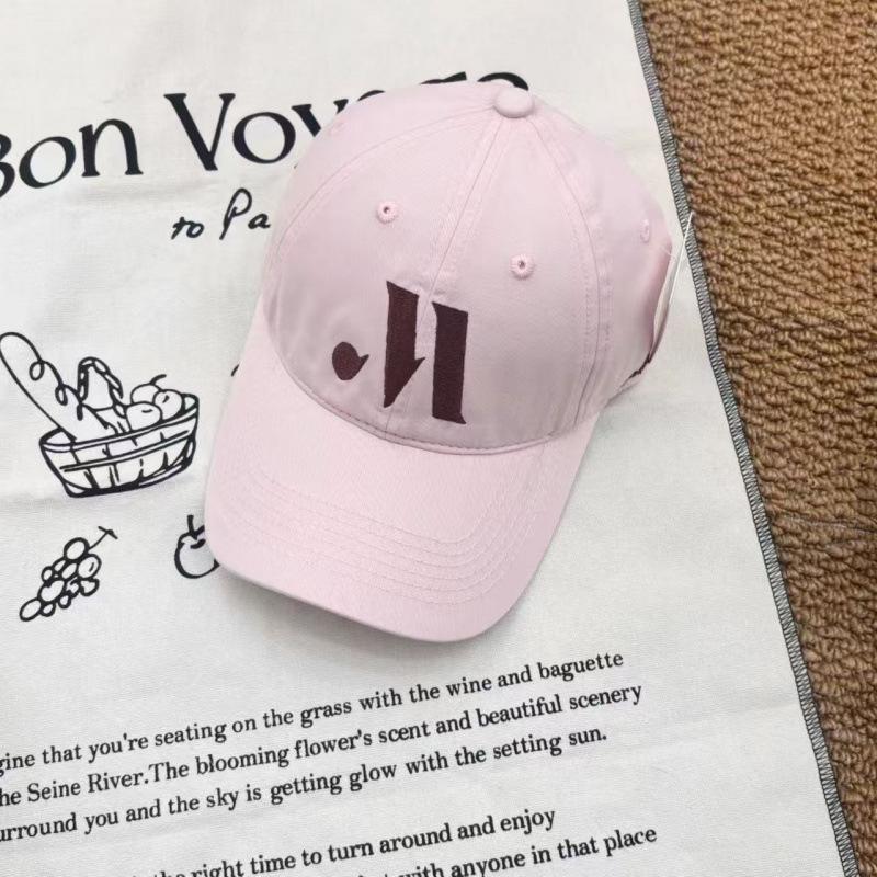 Spring And Summer Baseball Caps For Men And Women Are Casual And Versatile, Showing Their Faces. Small Retro And Versatile Simple Peaked Caps
