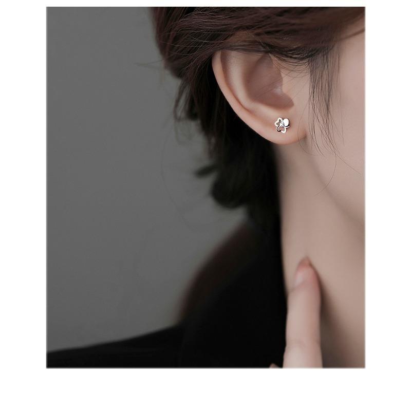 Clover Diamond Stud Earrings Women's New Trendy Earrings Light Luxury Niche High-end Temperament Earrings