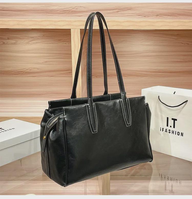 2024 Women's Retro Large-Capacity Travel Tote and Commuter Shoulder Bag