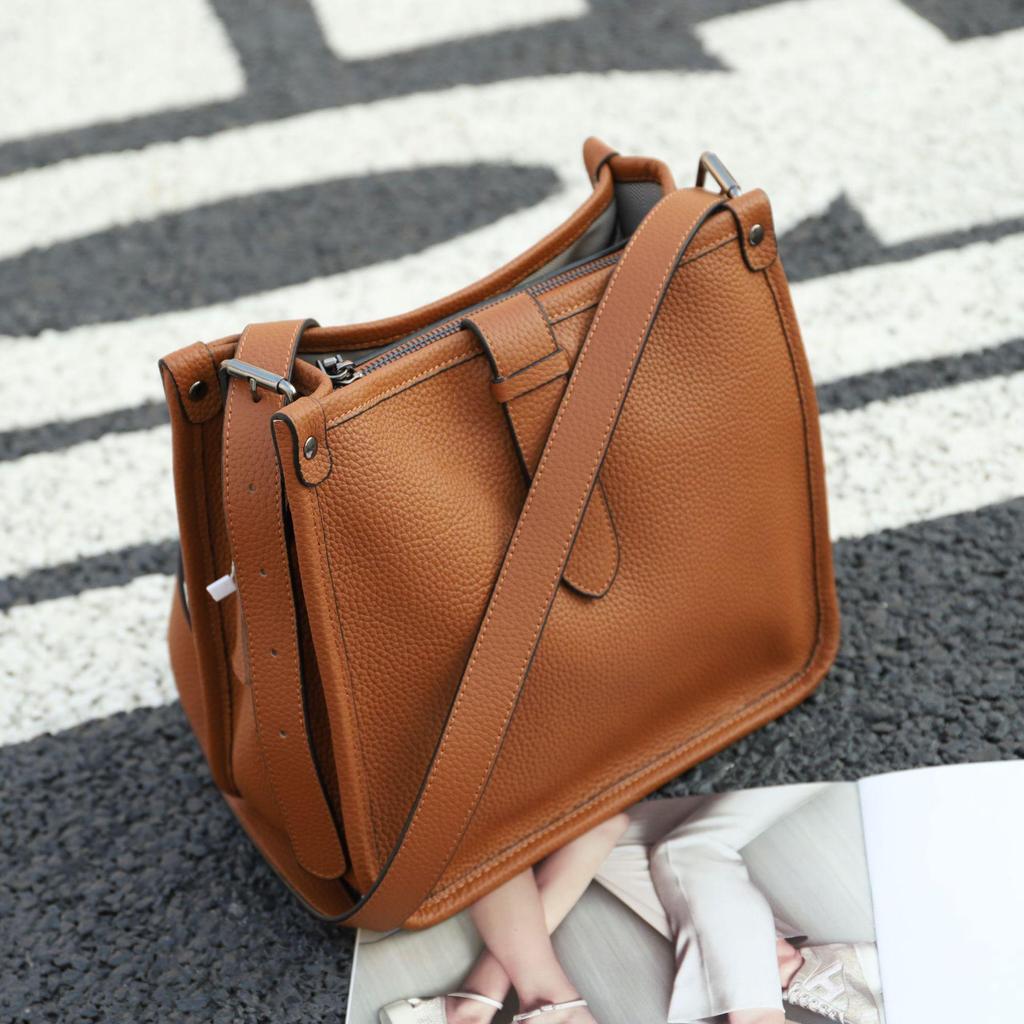 2025 Retro Genuine Leather Women's Bucket Bag - Top Layer Cowhide, Fashionable Single Shoulder Crossbody for Autumn/Winter Europe & America.