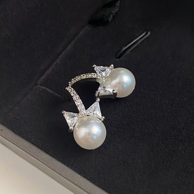 Orecchini con fiocco di perle Orecchini piccoli squisiti Temperamento da donna Senso avanzato Orecchini versatili Eleganti orecchini con borchie in zircone