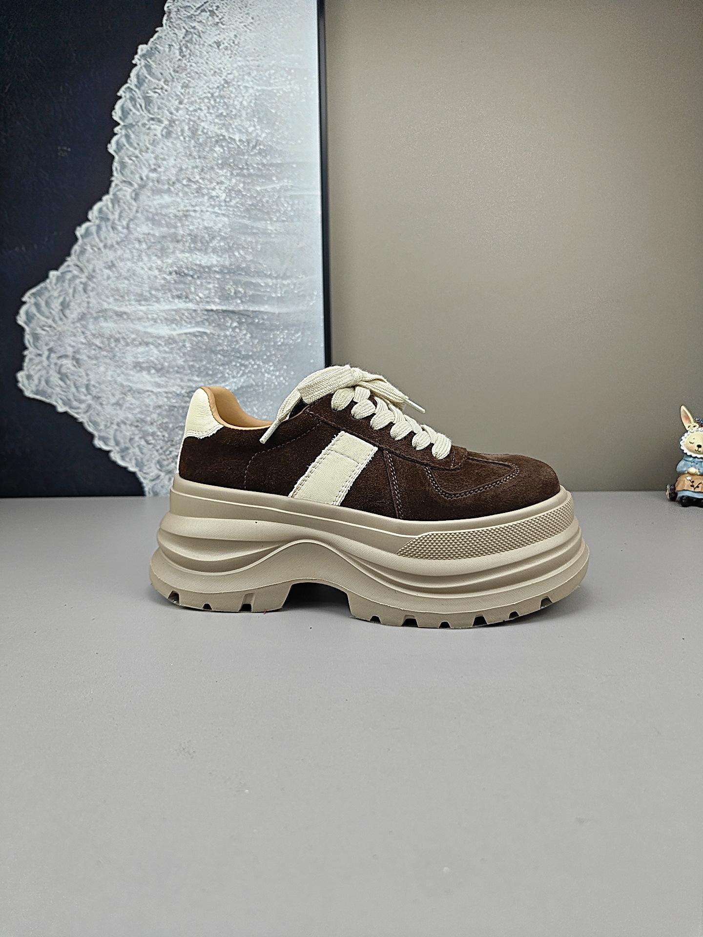 

Small height increase German training shoes women s autumn 2025 new fashion versatile non-slip sports casual lightweight board shoes 40