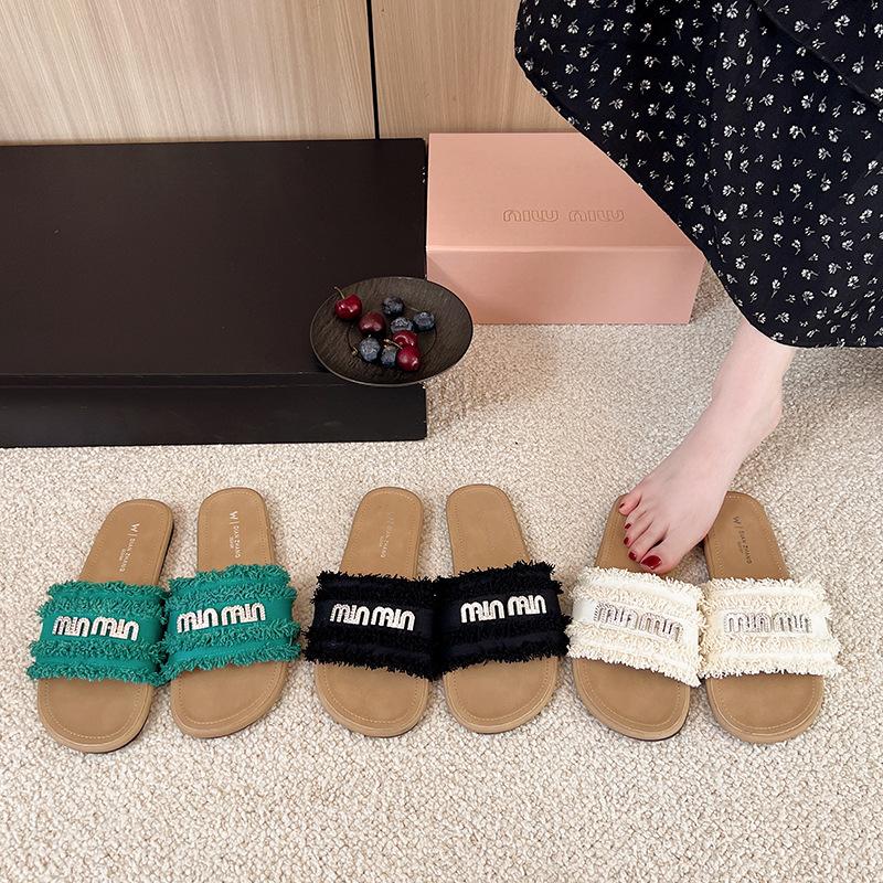 French Small Fragrant Style Slippers Women's Summer Wear 2025 New Internet Celebrity Fashion Rhinestone Flat Bottom Beach Sandals