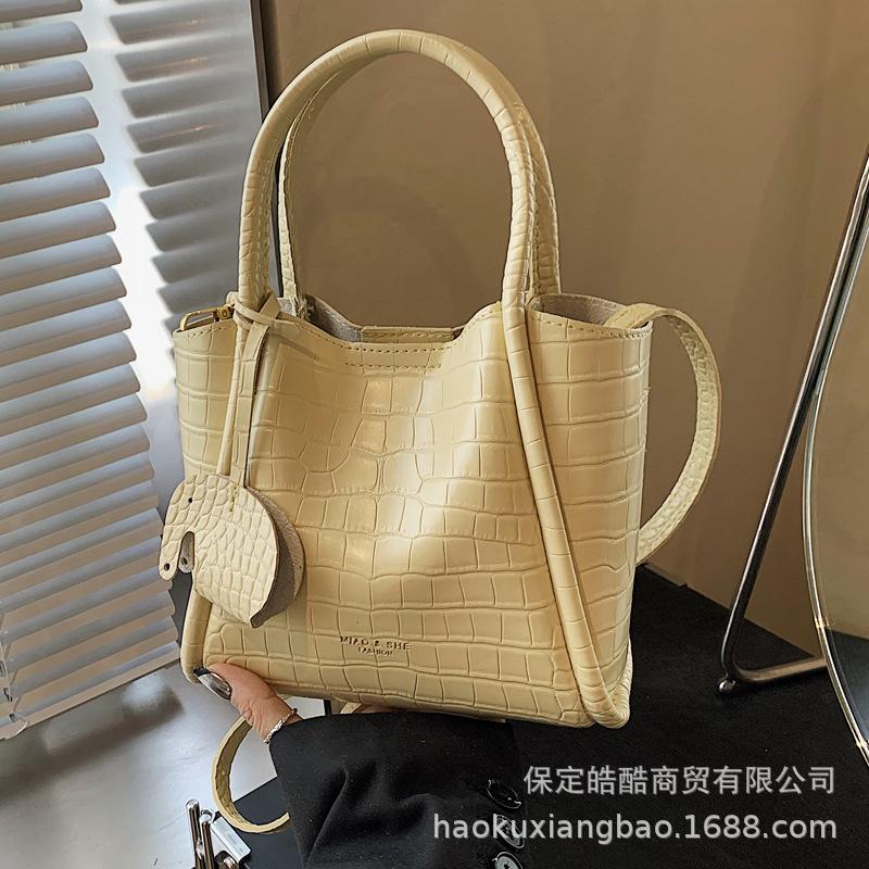 

Super fire small bag women s summer versatile 2025 new fashion shoulder messenger bag this year popular portable bucket bag белый