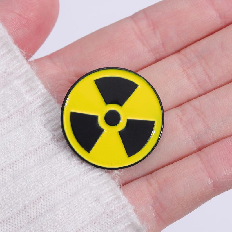 Beachtung! Strahlung Emaille Anstecknadeln Custom Physik Broschen Revers Anstecker Wissenschaftler Schmuck Geschenk für Freunde