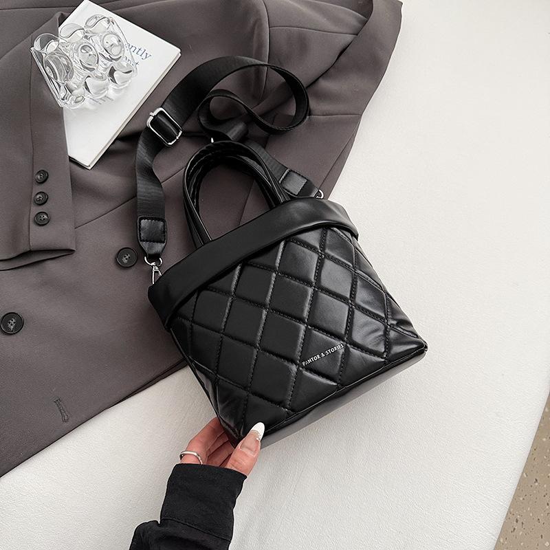 

Commuter shoulder bag women s summer new high-end texture diamond bucket bag wide shoulder strap messenger bag