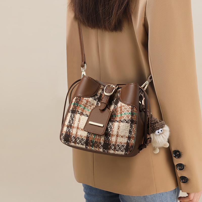 Bucket Bag, New Autumn and Winter Messenger Bag, Highend Sense, Light Luxury, Largecapacity Commuting Shoulder Bag, Luggage.