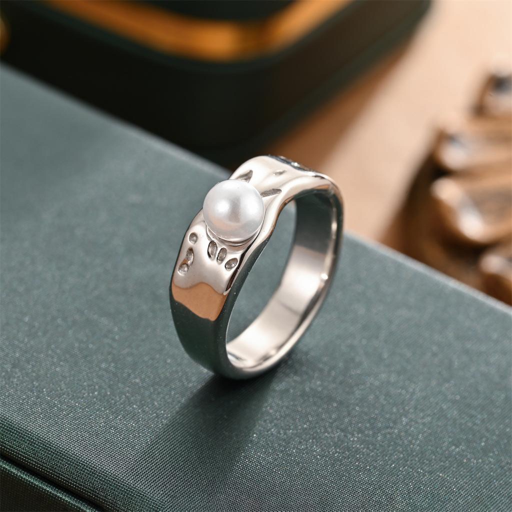 Fashionable and Simple Zircon Inlaid Retro High-end Texture Ring