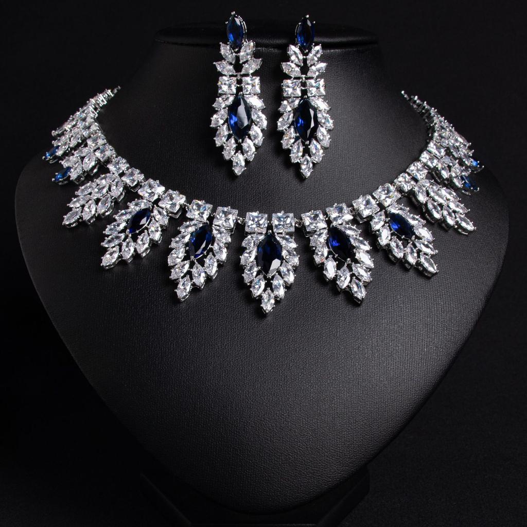 Damen Leichter Luxus Design Elegant Eingelegtes Zirkon Halskette Ohrhänger Set Modisch Und Vielseitig Nische Designgefühl Set