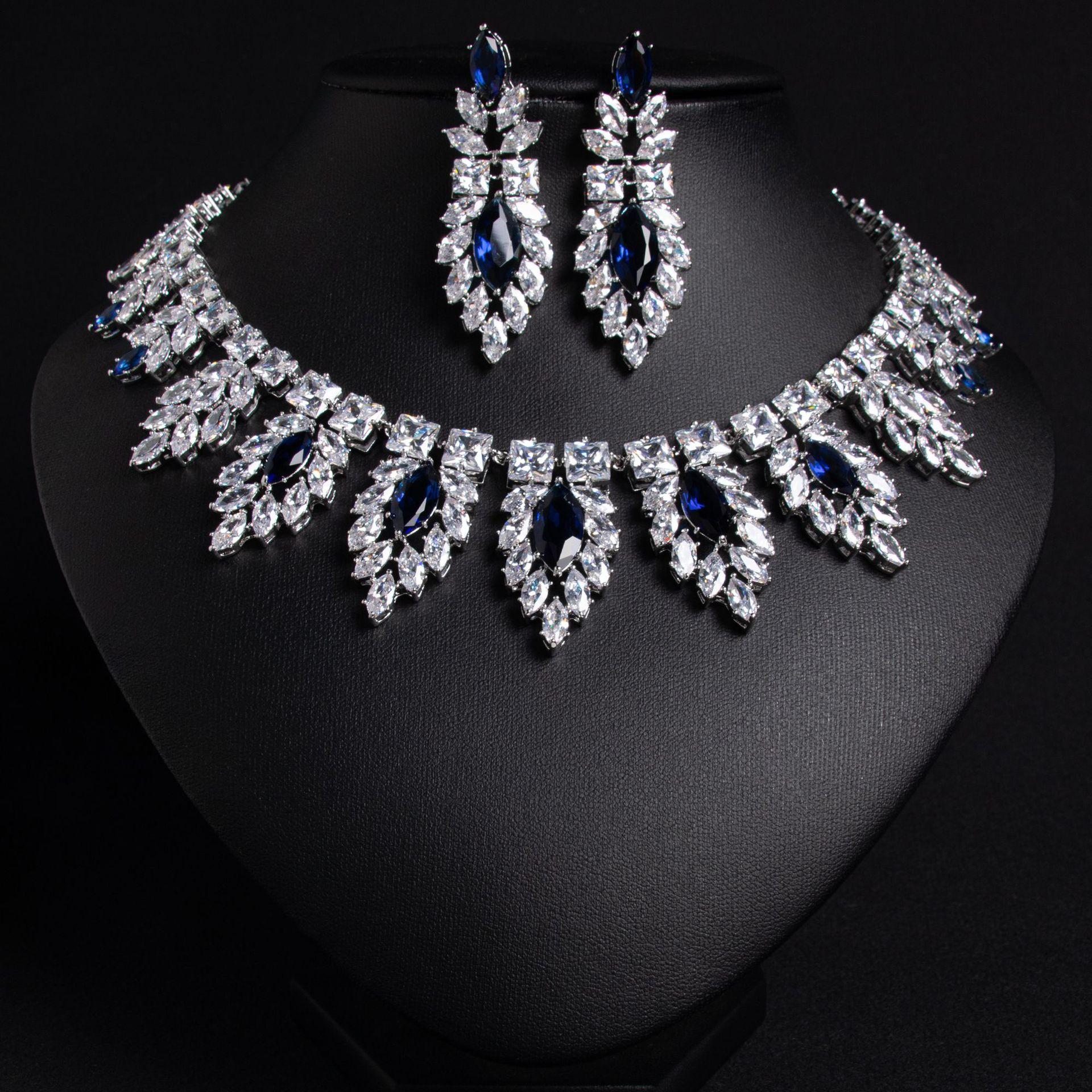 

Женский комплект из ожерелья и серег с элегантным дизайном в стиле легкой роскоши, инкрустированный цирконами, модный и универсальный, с нишевым чувством дизайна