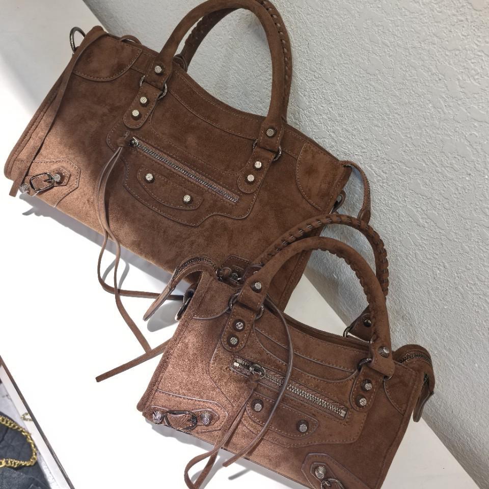 

2025 Замшева Сумка-Клатч Вінтажний Мотоциклетний Стиль з Заклепками: Універсальна сумка на плече та через плече для жінок Coffee