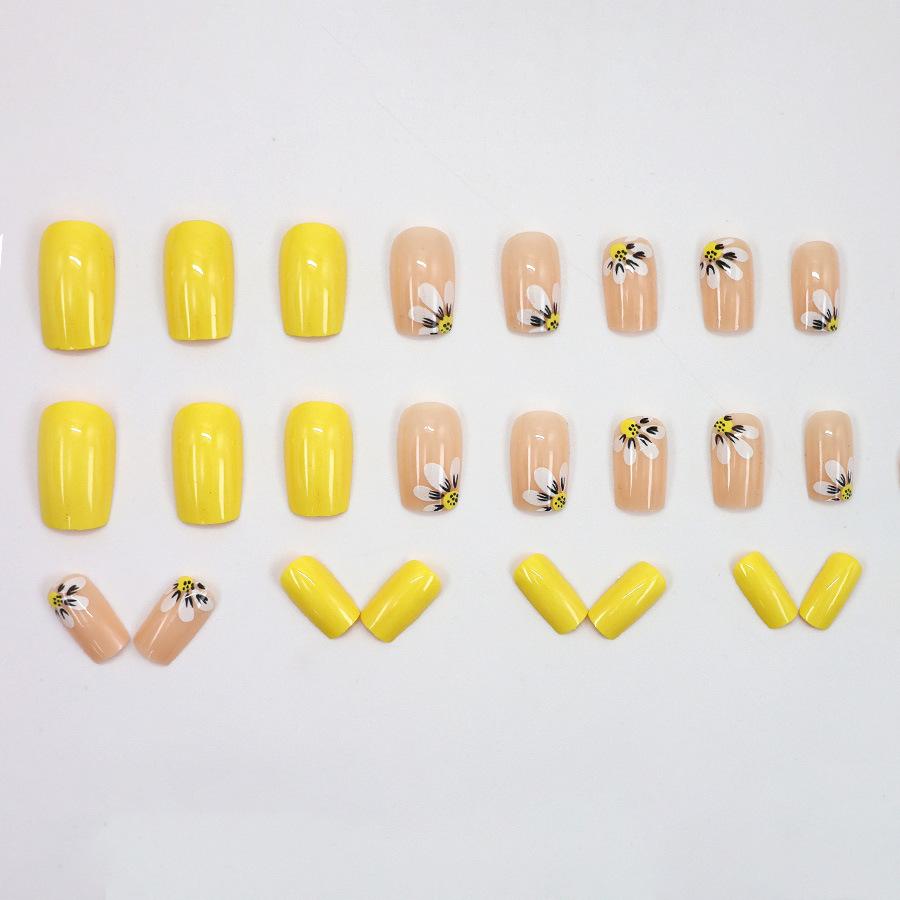 24 Pieces Simple Yellow with Gentle and Cute Sweet Flowers  Style Short Styles, Small Fresh Fake Nails, Wearing Armor