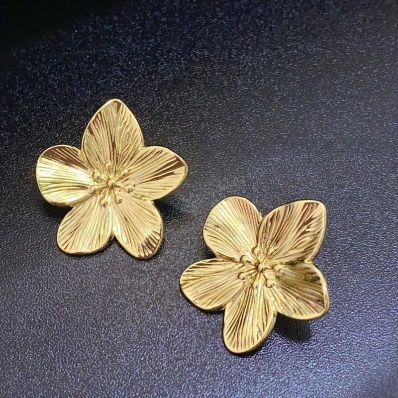 

European and American exaggerated personality pleated texture flower titanium steel stud earrings, retro design sense gold five-petaled flower золотой
