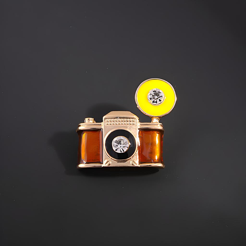 Retro British Style Camera Brooch Female Exquisite Creative Corsage Niche Design Pin Personalized Suit Accessories
