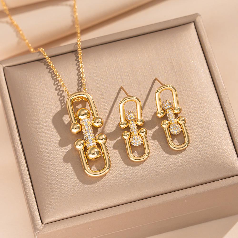 18K Gold Zircon Horseshoe Pig Nose Pendant - Trendy Luxury Design