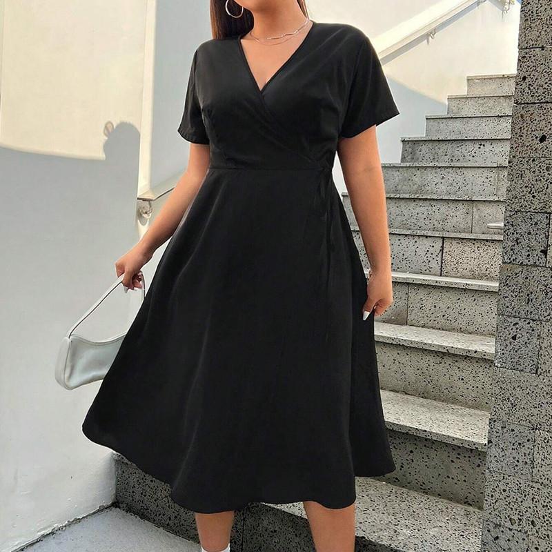 Весеннее платье средней длины с v-образным вырезом и разрезом — фото 4