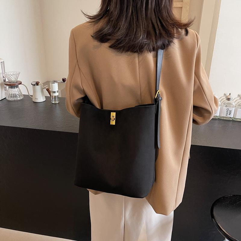 Autumn and winter high-end sense large-capacity tote bag bucket bag women's commuting large-capacity shoulder bag handbag