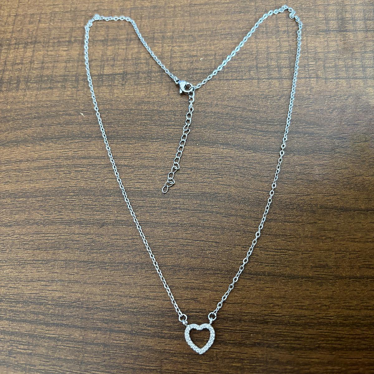 Асимметричное золотое (18 карат) колье-сердце с подвеской из циркония для женщин