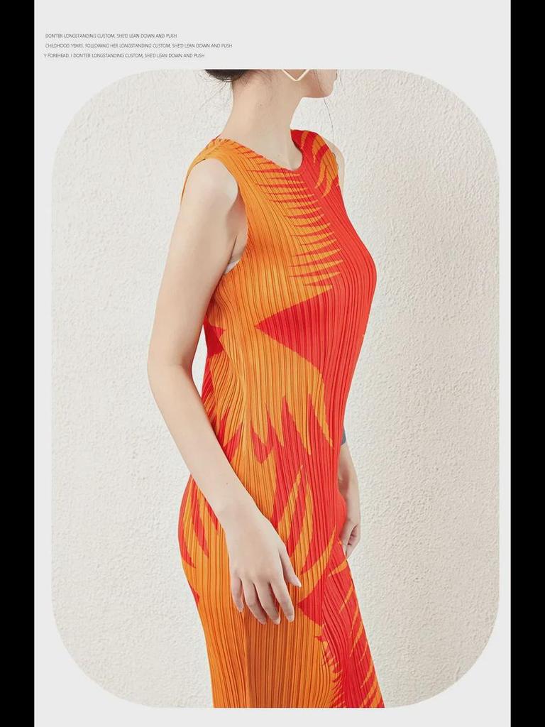 Japanese-Style Sleeveless Pleated Dress - Women's Medium-Length Slim Fit.