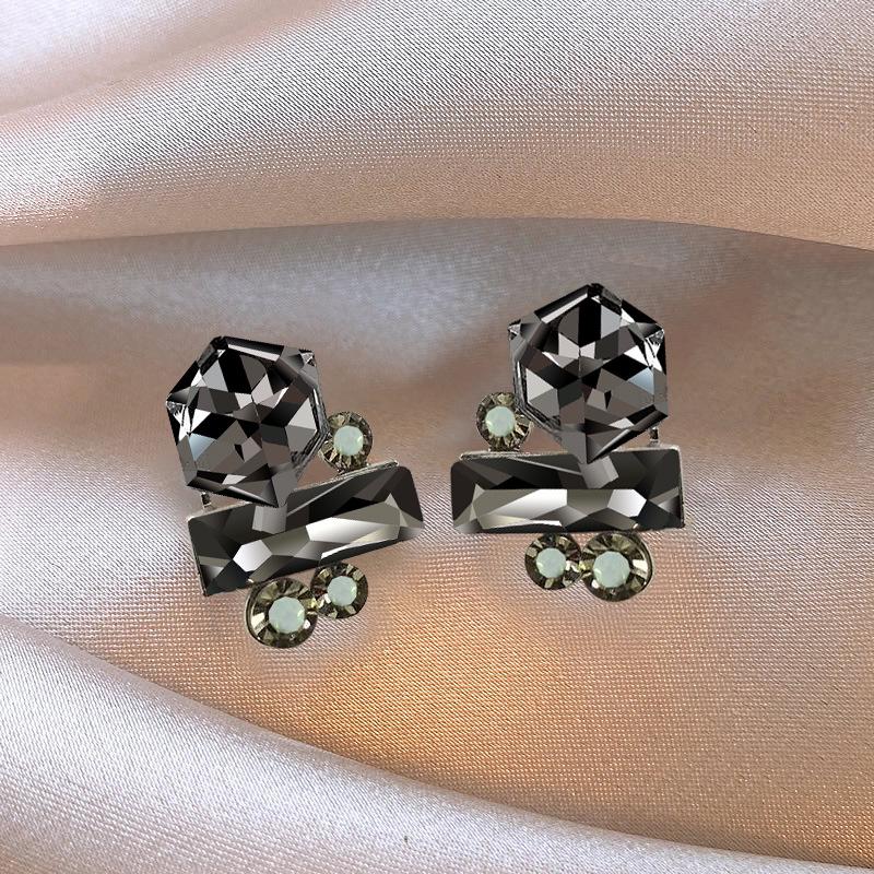 Geometric Cube Stud Earrings: Fashionable & Exquisite Sugar Cube Design for Women