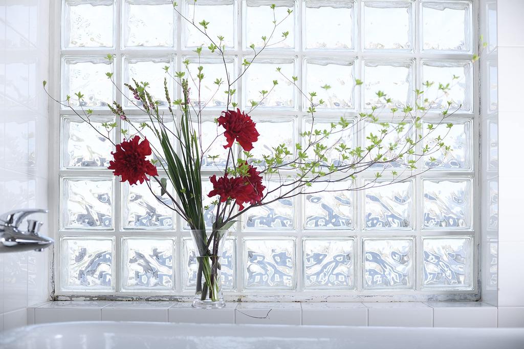 FOYER Unbreakable Vase, Stylish Polycarbonate, 24cm High, 12cm Wide, Small, Product Number 2300031