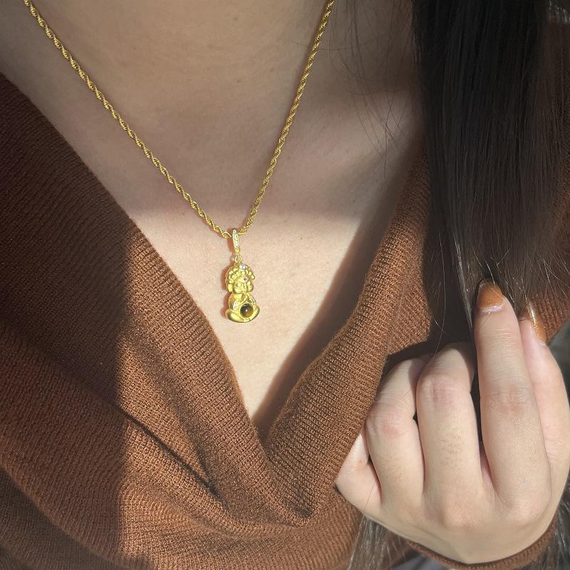 Collier Bouddha Bébé Oeil de Tigre Mat Ancien Longue Chaîne de Pull Tressée Petit Pendentif Bouddha Doré