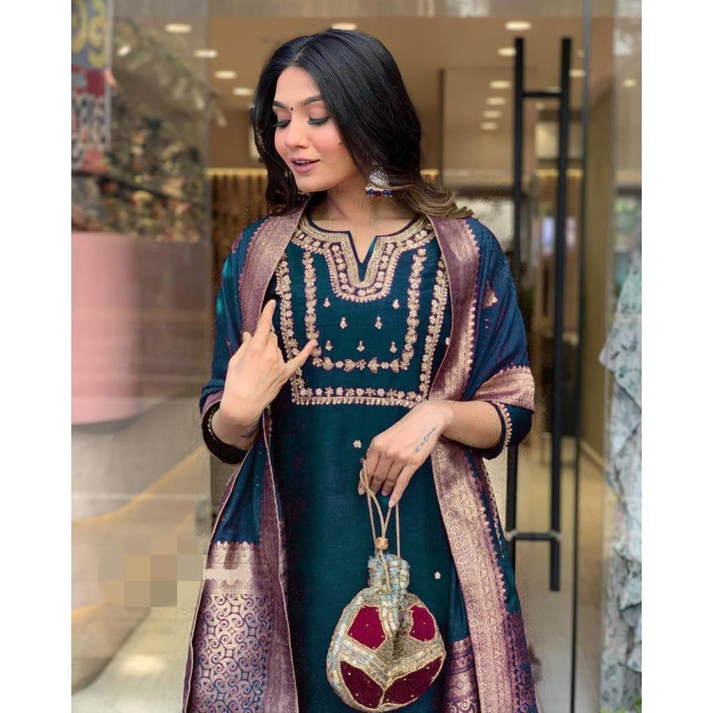 Představujeme krásný těžký set, který je s propracovanou ruční výšivkou, Zari tkaním . Hodí se k nim odpovídající kalhoty a jecard Dupatta.