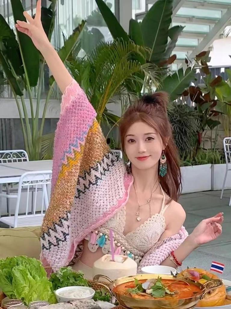 Handgestrickter Schal und Klimaanlagen-Cape im Ethno-Stil mit Quasten