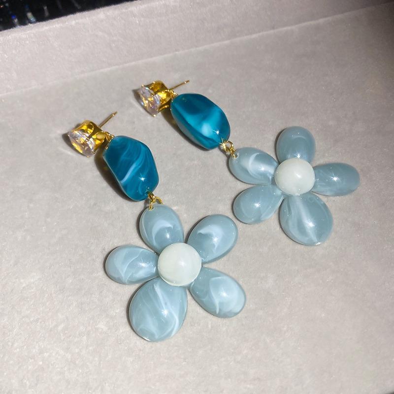 Spring and Summer Contrast Color Gradual Change Smudged Flower Stud Earrings Female Unique Beautiful Niche Earrings Gentle Sweet Small Fresh Earrings