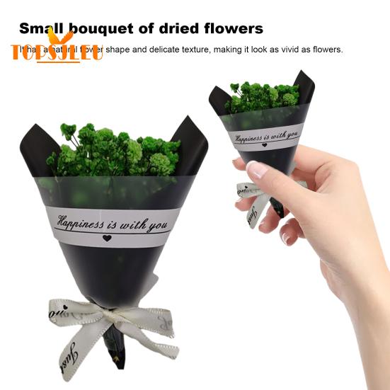 In Papier eingewickelte, mit getrockneten Blumen duftende Schleierkrautblüten, Schleife mit Buchstabenmuster, langanhaltende, lebendige Farbe, Blumenstrauß als Geschenk zum Valentinstag