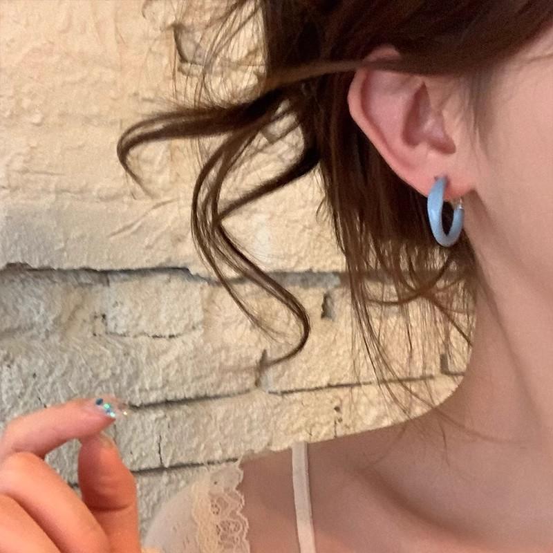 Glazed Enamel Small Ear Ring with Small Ears. This Versatile Ear Ring Is Perfect for All Occasions. It Features A Cute and Elegant Design. синий