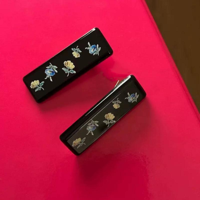 

Triangular Square Irregular Retro Flower Hair Clip: Versatile Spring/Summer Style for Bloggers