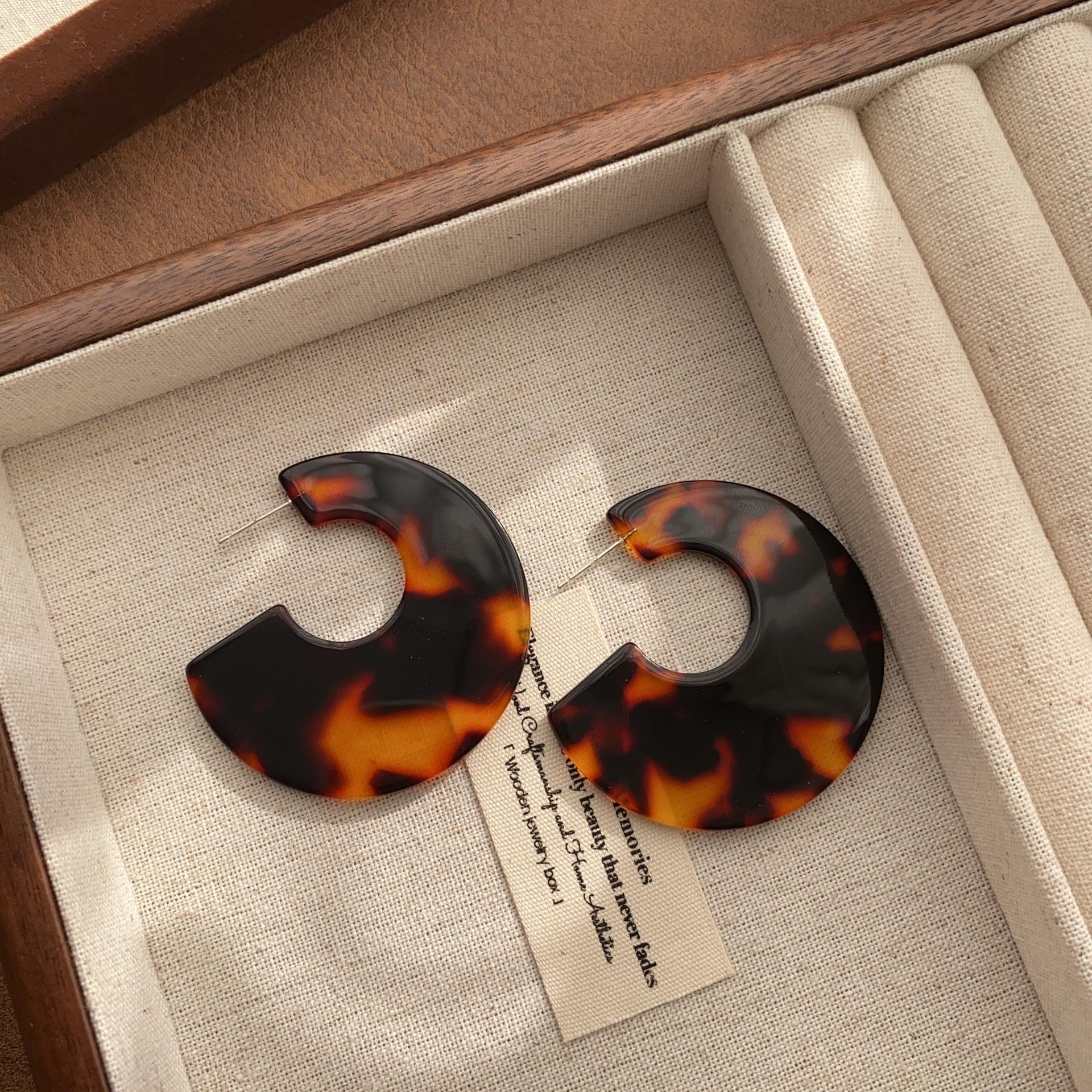 

Soft semicircular rings, high-end earrings, earrings, light luxury, fashionable and fresh commuting, niche design, fashionable and versatile earrings.