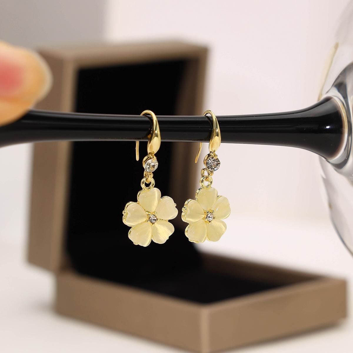 Niche design high-end temperament flower earrings girl fresh and sweet five-petal flower cat s eye stone earrings vintage earrings