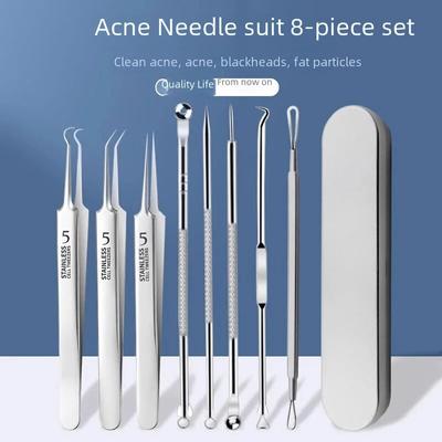 Das Set aus Edelstahl zur Akneentfernung enthält eine Nadel zur Mitesserentfernung, eine Bürste zur Porenreinigung, eine Maske und eine Schere zum Trimmen der Augenbrauen.