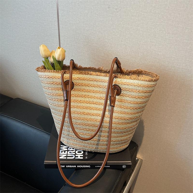 

Новая женская сумка из соломы ручной работы, на плечо, плетеная сумка-тоут, универсальная, нишевая мода, сумка-ведро большой вместимости хаки