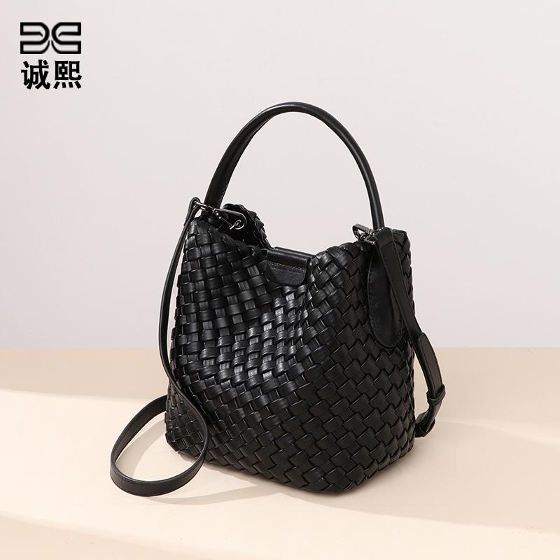 2025 summer textured shoulder crossbody child and mother bag fashionable casual portable bucket bag trendy vegetable basket woven bag