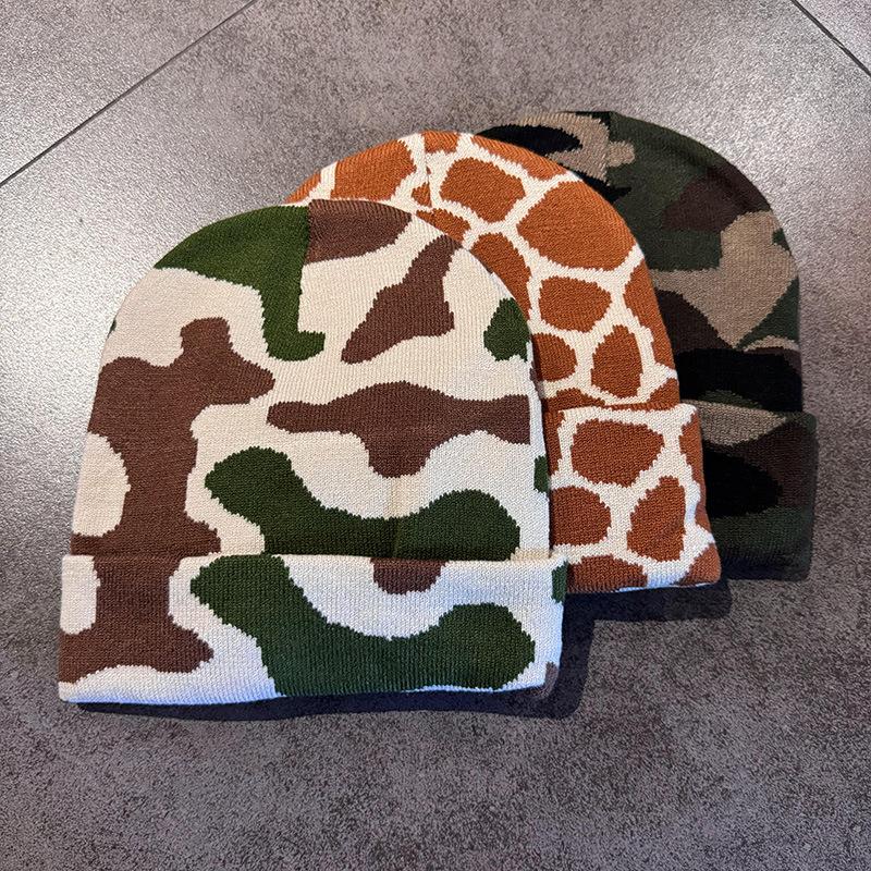 Autumn and Winter Camouflage Giraffe Pattern Knitted Cold Hat, Crimped Warm Wool Hat Men's and Women's Street Trend Pullover Hat