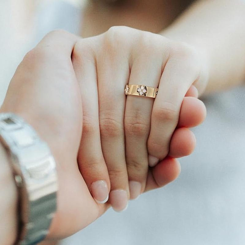 BAMOER 925 Silver Lucky Clover Moissanite Ring, Gold Plated D Color Round Cut Wide Band Ring for Women Wedding Gift