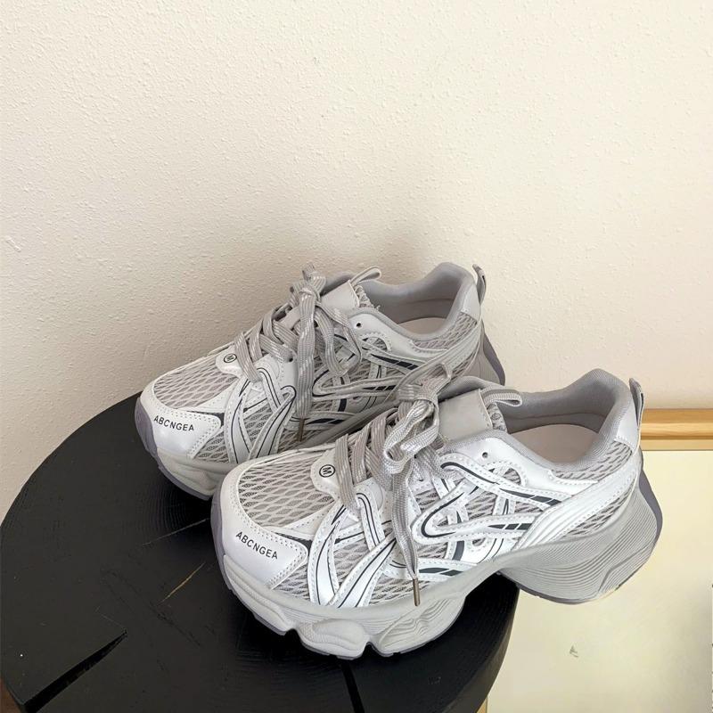 Dad Shoes sind ein neuer Bestseller für Frauen. Sie sind dünne, atmungsaktive und höhenvergrößernde Freizeitsportschuhe.