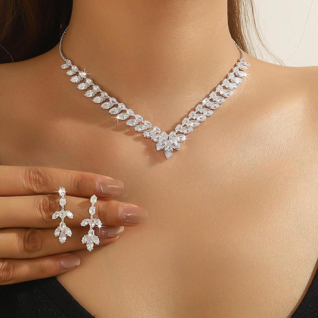 Elegant Crystal Necklace & Earrings Set for Weddings and Banquets