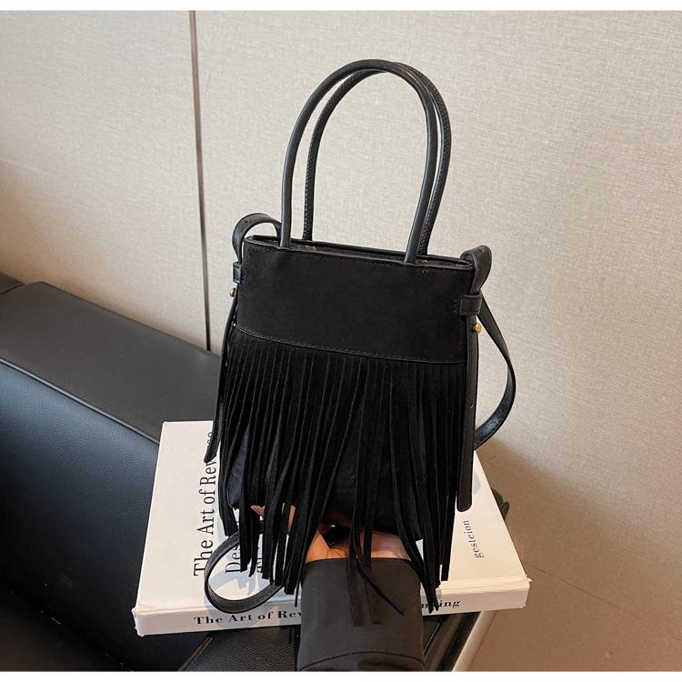 Premium sense retro fashion fringed bag women's 2025 new autumn and winter portable shoulder bag foreign versatile commuter bag