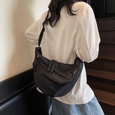 Bolsa mensageiro de tecido de nylon nova para mulheres, bolsa ombro dumpling de grande capacidade, nicho para pendurar no braço, bolsa peitoral para pendurar no ombro para deslocamento