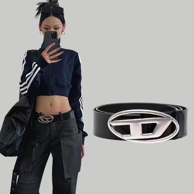 

Серебряный Элегантный Ретро Ремень с D-образной Пряжкой из Шикарного ПУ Материала Стильное Дополнение к Джинсам Платьям и Нарядам Повседневный Initial D Black