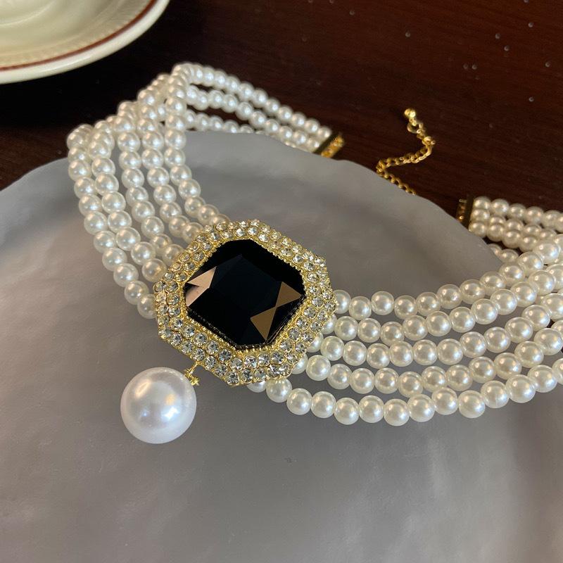 

French multi-layer pearl geometric square necklace light luxury fashion design sense collarbone chain personality high sense necklace women